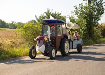 Traktor i uczestnicy rajdu