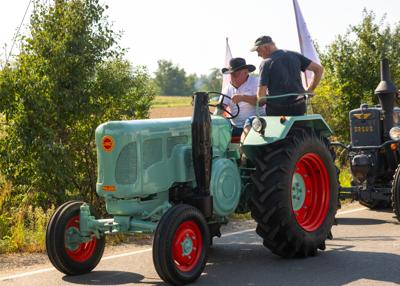 Traktor i uczestnicy rajdu