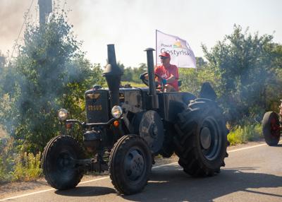 Traktor i uczestnicy rajdu