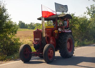 Traktor i uczestnicy rajdu
