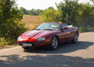 Zabytkowy samochód i uczestnicy rajdu