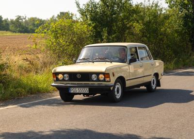 Zabytkowy samochód i uczestnicy rajdu