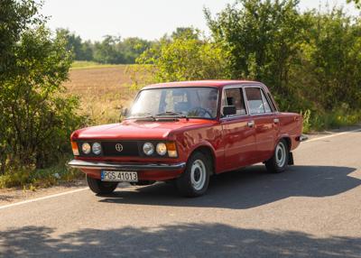 Zabytkowy samochód i uczestnicy rajdu