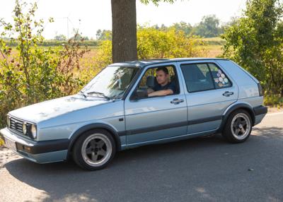 Zabytkowy samochód i uczestnicy rajdu