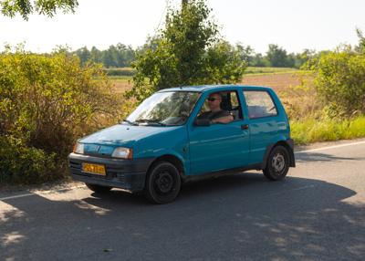 Zabytkowy samochód i uczestnicy rajdu