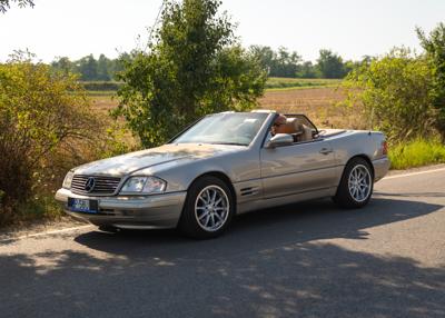 Zabytkowy samochód i uczestnicy rajdu