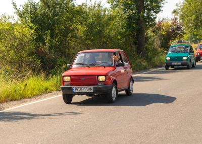 Zabytkowy samochód i uczestnicy rajdu