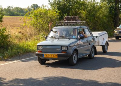 Zabytkowy samochód i uczestnicy rajdu