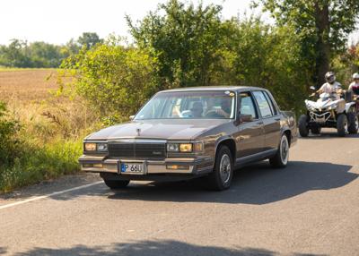 Zabytkowy samochód i uczestnicy rajdu