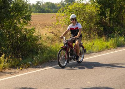 Kierowca na zabytkowym motocyklu
