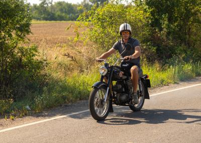 Kierowca na zabytkowym motocyklu