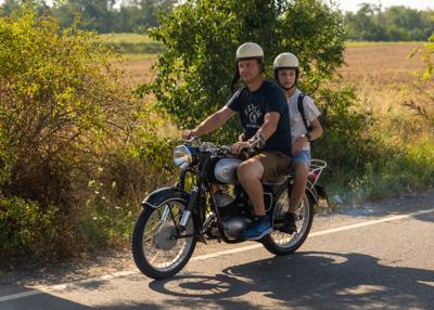 Kierowca i pasażer na zabytkowym motocyklu