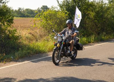 Kierowca na zabytkowym motocyklu