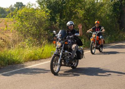 Kierowcy na zabytkowych motocyklach