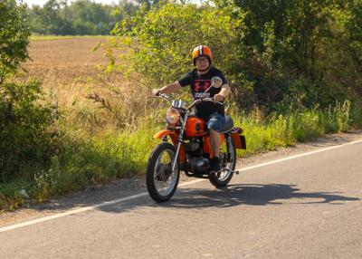 Kierowca na zabytkowym motocyklu