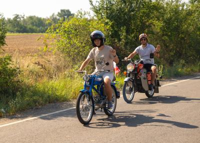 Kierowcy na zabytkowych motocyklach