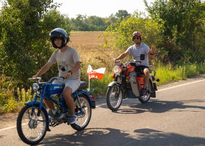 Kierowcy na zabytkowych motocyklach
