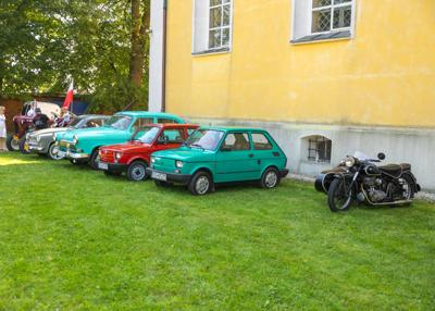 Zabytkowy motocykl i auta