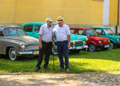 Wystawa zabytkowych aut i uczestnicy