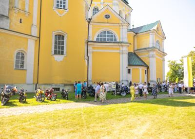 Wystawa zabytkowych aut i uczestnicy