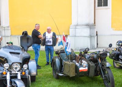 Wystawa motocykli i uczestnicy