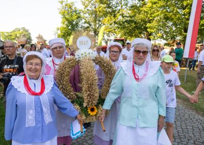 Borkowiacy nosiący wieniec dożynkowy
