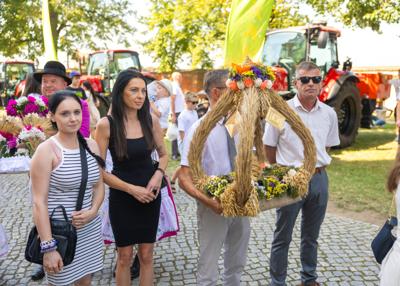 Delegacje z wieńcami dożynkowymi