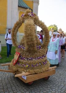 Delegacje z wieńcami dożynkowymi