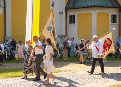 Procesja pod Ołtarz polowy - poczty sztandarowe