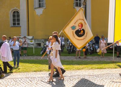 Procesja pod Ołtarz polowy - poczty sztandarowe