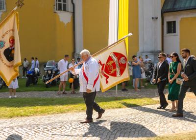 Procesja pod Ołtarz polowy - poczty sztandarowe