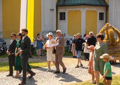 Procesja pod Ołtarz polowy - Starostowie Dożynek