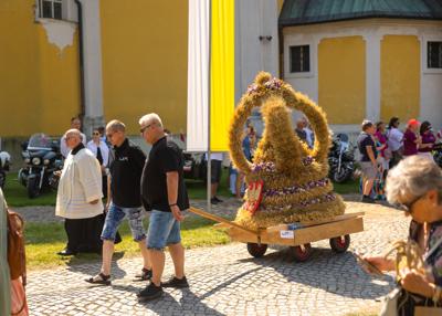 Procesja pod Ołtarz polowy - wieńce dożynkowe