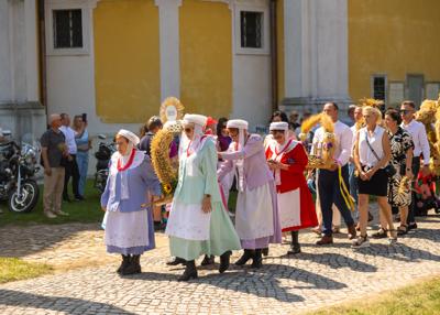 Procesja pod Ołtarz polowy - wieńce dożynkowe