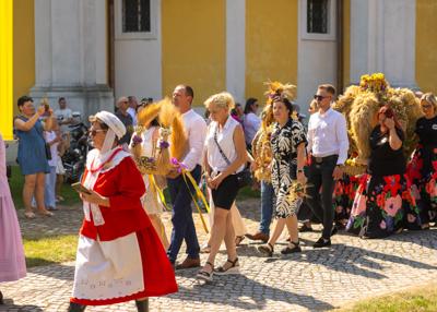 Procesja pod Ołtarz polowy - wieńce dożynkowe