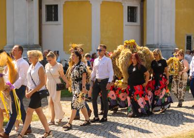 Procesja pod Ołtarz polowy - wieńce dożynkowe