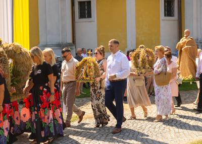 Procesja pod Ołtarz polowy - wieńce dożynkowe