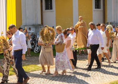 Procesja pod Ołtarz polowy - wieńce dożynkowe