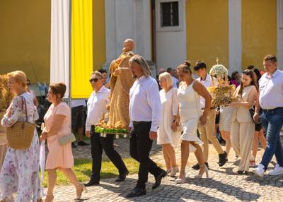 Procesja pod Ołtarz polowy - wieńce dożynkowe