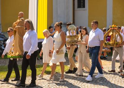 Procesja pod Ołtarz polowy - wieńce dożynkowe