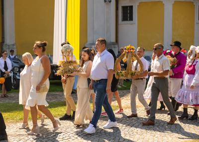 Procesja pod Ołtarz polowy - wieńce dożynkowe