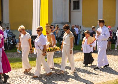 Procesja pod Ołtarz polowy - wieńce dożynkowe