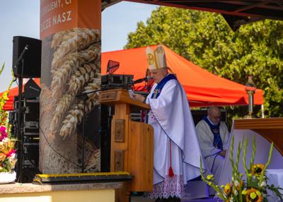 Msza Św. Plac Kultowy - Ołtarz, Biskup