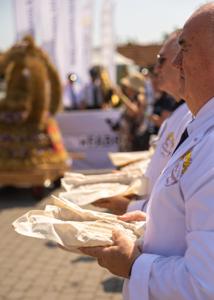 Uczestnicy - Msza Św. Plac Kultowy. Piekarze przekazują dary