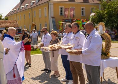 Uczestnicy - Msza Św. Plac Kultowy. Piekarze przekazują dary