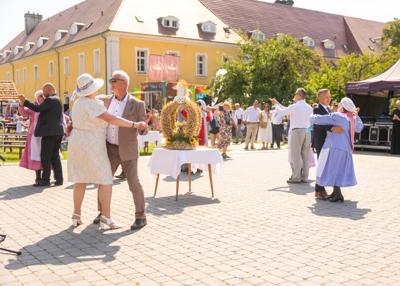 Taniec uczestników obrzędu "Odśpiewanie wieńca"