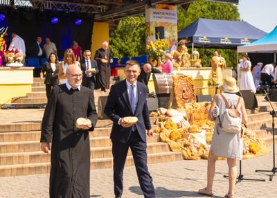 Dzielenie się chlebem - Superior i Burmistrz Krobi