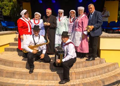 Borkowiacy, Przewodniczący Rady Powiatu Gostyńskiego i Biskup na scenie
