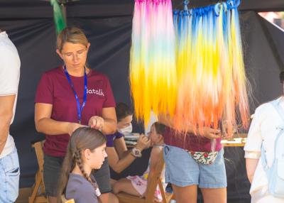 Robienie warkoczyków dzieci - Stoisko Powiatu Gostyńskiego