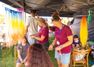 Robienie warkoczyków dzieci - Stoisko Powiatu Gostyńskiego